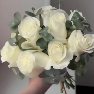 Свадебный букет из розы с эвкалиптом